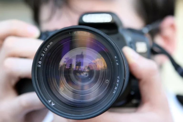 Se viraliza joven fotógrafo por retratos de una abuelita