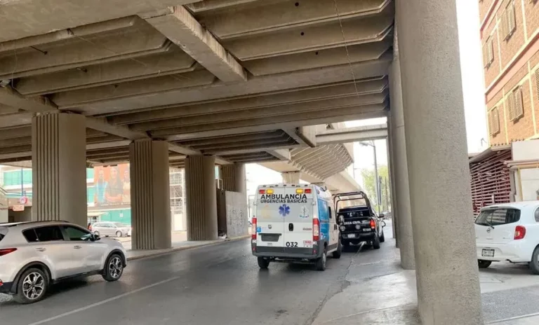 Cae hombre en aparente estado de ebriedad a las vías del metro