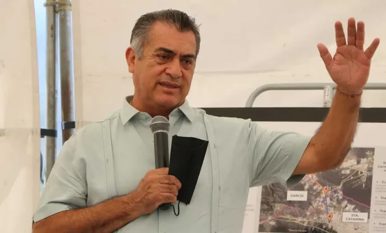 Sale ‘El Bronco’ de cirugía; detectan complicaciones por secreciones intestinales