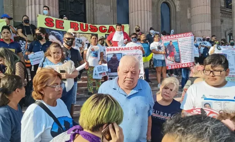 Padre de hijos desaparecidos protesta frente al Palacio de Gobierno, en Monterrey