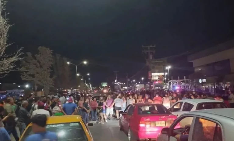 Bloquean durante la noche avenida Lincoln por falta de agua