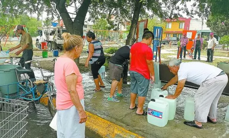 Aprovechan vecinos chorro de pozo somero; no tienen agua desde hace 5 días