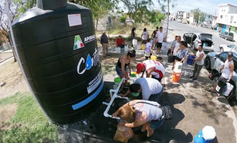 Buscan ciudadanos conseguir vital líquido ante desabasto en el área metropolitana