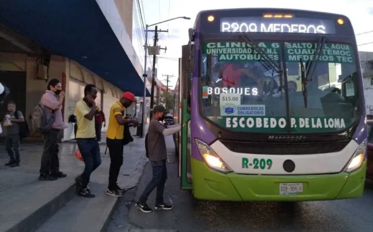 Continúan rutas de transporte cobrando 15 pesos en NL