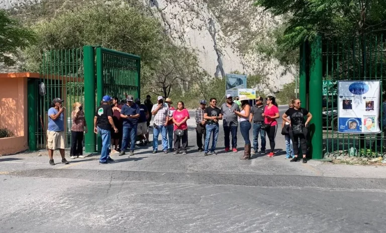 Bloquean acceso a La Huasteca durante protesta contra clausuras irregulares de pozos de agua