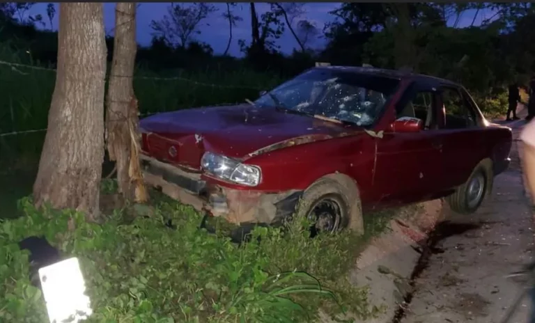 Atacan a balazos a familia que viajaba en un auto en Oaxaca