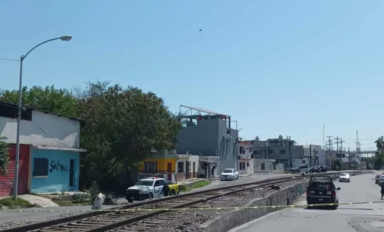 Encuentran cuerpo de un hombre por las vías del tren, en Monterrey