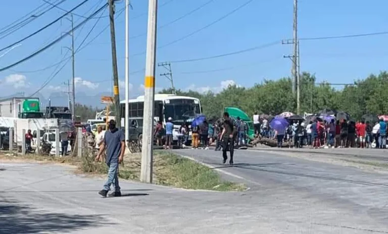 Habitantes de Ciénega de Flores liberan carretera a Laredo tras bloqueo por falta de agua