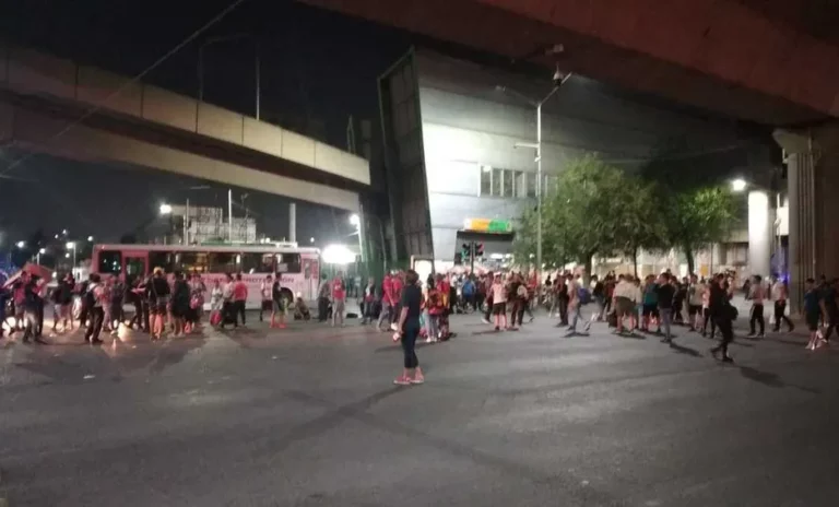 Migrantes bloquean calles de Monterrey