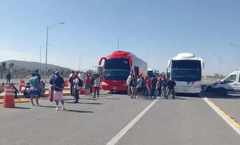 Bloquean migrantes carretera a Galeana