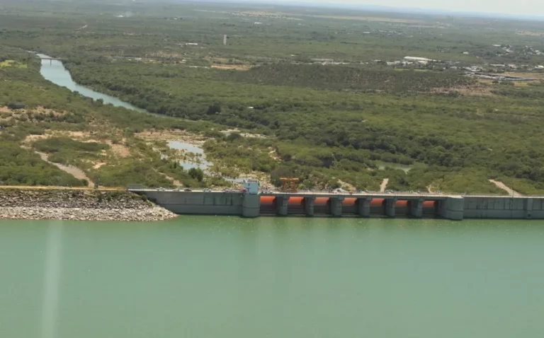 Clausura estado represa que extraía agua de El Cuchillo