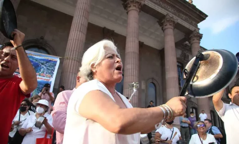 Ciudadanos piden “agua para todos” frente al Palacio de Gobierno, en NL