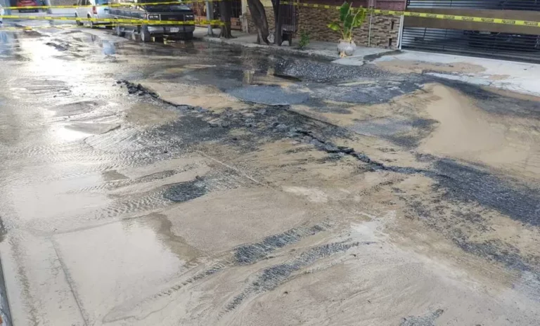 Gran fuga de agua rompió pavimento en San Nicolás de los Garza