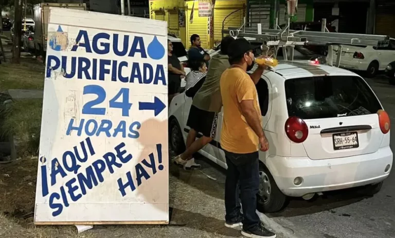 Extienden vecinos su búsqueda por encontrar agua potable hasta la madrugada