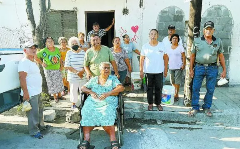 Buscan ciudadanos diferentes cisternas para abastecerse de agua ante crisis en NL