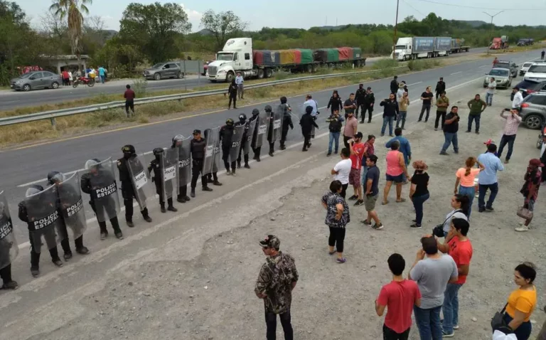 Desalojan elementos de Fuerza Civil bloqueo en la Carretera Nacional