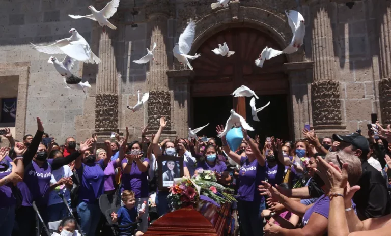 Le dan el último adiós a Luz Raquel entre lágrimas y palomas blancas: Jalisco