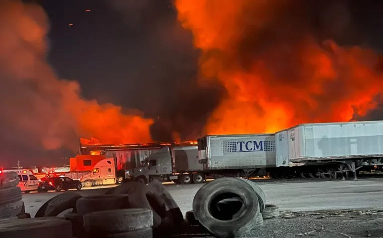 Registran incendio en empresa de Apodaca; consumió toneladas de madera