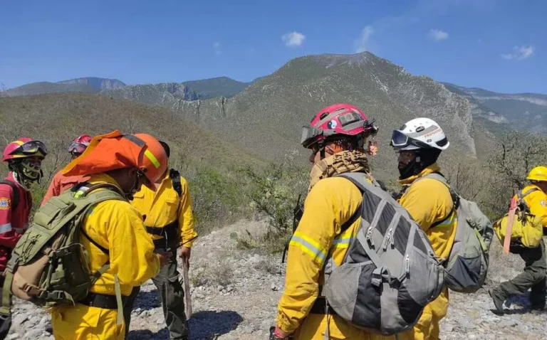 Combate PC incendio forestal en montañas de Salinas Victoria, NL