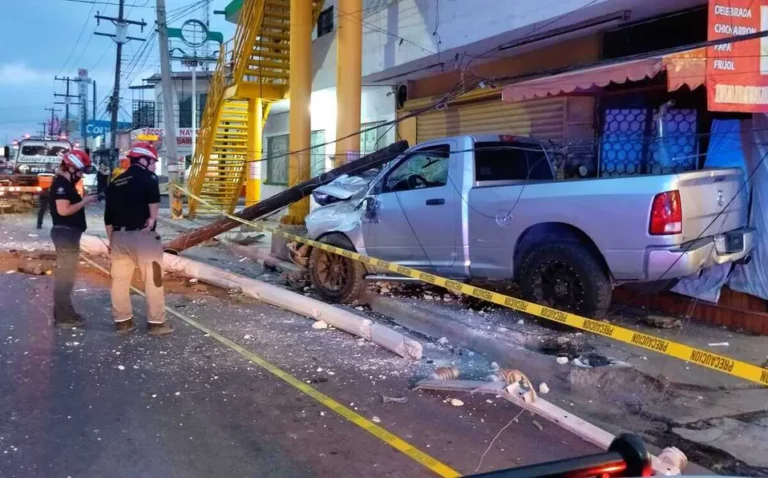 Se impacta conductor contra puente peatonal y derriba dos postes en Monterrey