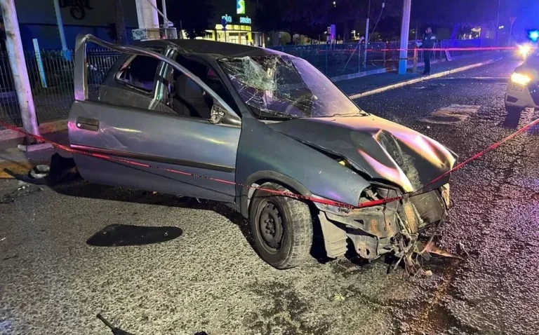 Intentan delincuentes asaltar a hombre; los persigue y chocan en Escobedo