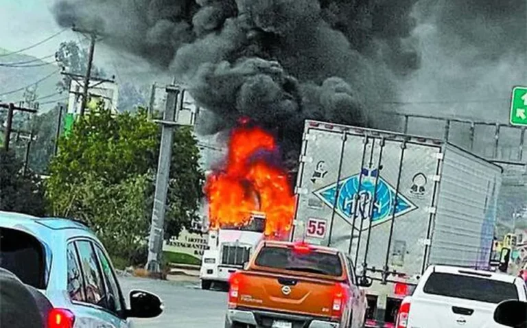 Reportan bloqueos e incendios de vehículos en Guanajuato y Baja California