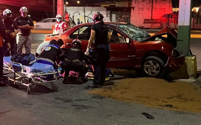 Registran accidente en Monterrey; fallece conductor tras chocar contra señalamiento