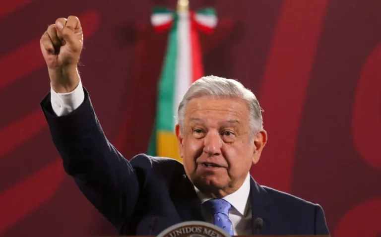 Celebra López Obrador participación “masiva” en elección interna de Morena