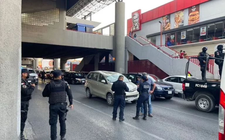 Reportan una persona cayó de la Línea 1 del Metro sobre camioneta