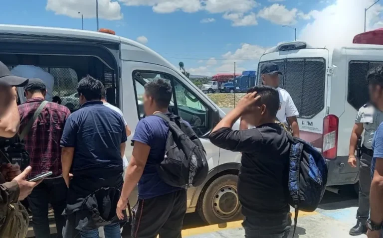 Reportan detención de presuntos polleros y rescate de 35 migrantes en Galeana