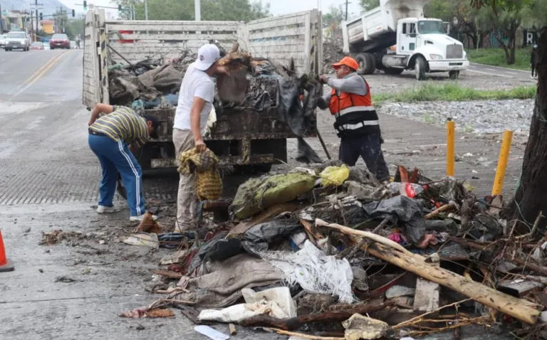 Realiza Santa Catarina operativos de limpieza de avenidas tras lluvias