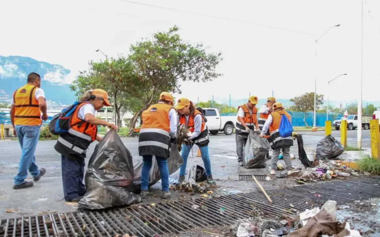 Dejan lluvias 100 toneladas de azolve y basura en Santa Catarina