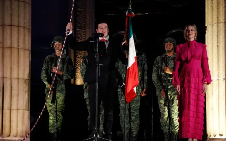 Samuel García encabeza ceremonia del Grito de Independencia en Nuevo León