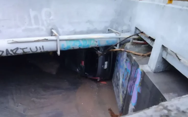 Reportan dos vehículos que cayeron al canal Medular en Monterrey tras fuertes lluvias