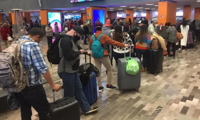 Recomienda Salud NL mantener uso de cubrebocas en el aeropuerto