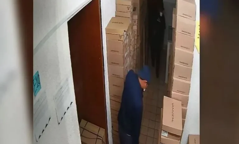 Capturan en video robo de tres laptops y 20 mil pesos en zapatería de San Nicolás