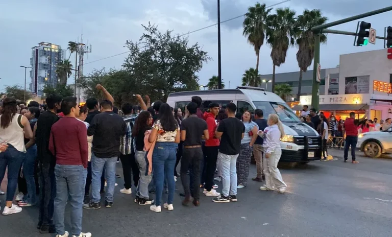 Bloquean estudiantes avenida para exigir estacionamiento en Monterrey