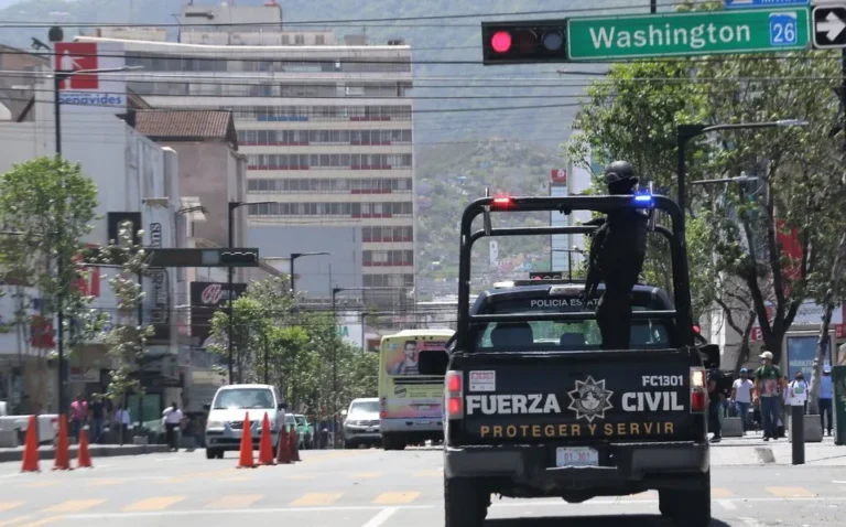 Asegura Segob policías de Fuerza Civil resguardan tiendas de conveniencia en NL