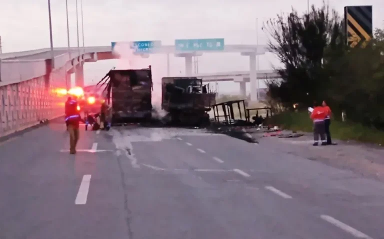 Reportan choque e incendio de tráileres en la Carretera a Colombia, Nuevo León