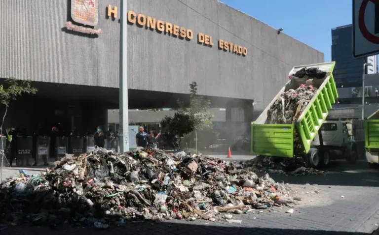 NL: Vacían trabajadores de Simeprode camiones de basura frente a Congreso