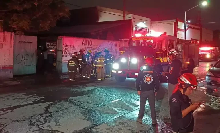 Reportan incendio al interior de un taller mecánico en el centro de Monterrey