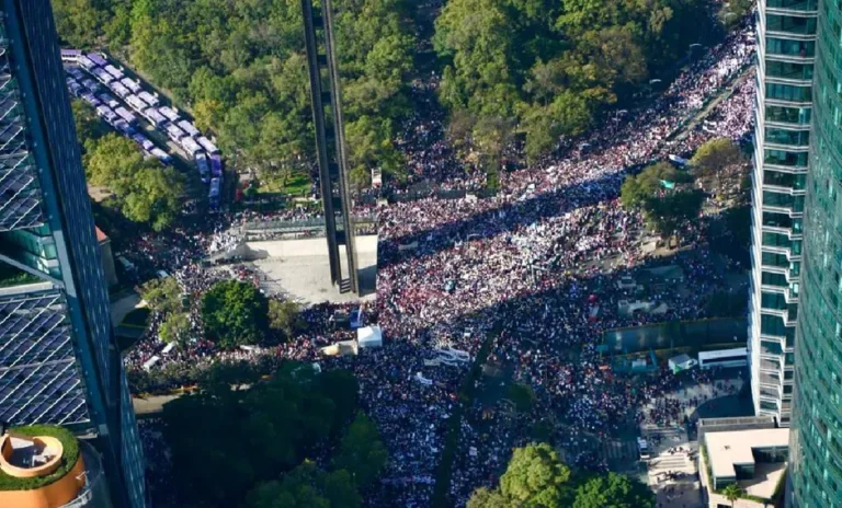 Ofrecen coche a AMLO para avanzar en la marcha al Zócalo, decide continuar a pie