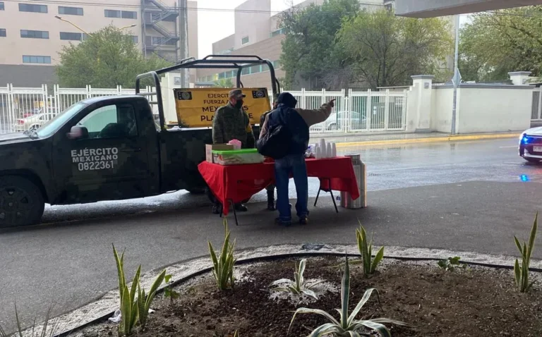 Reparten militares pan y bebidas calientes por bajas temperaturas en Monterrey