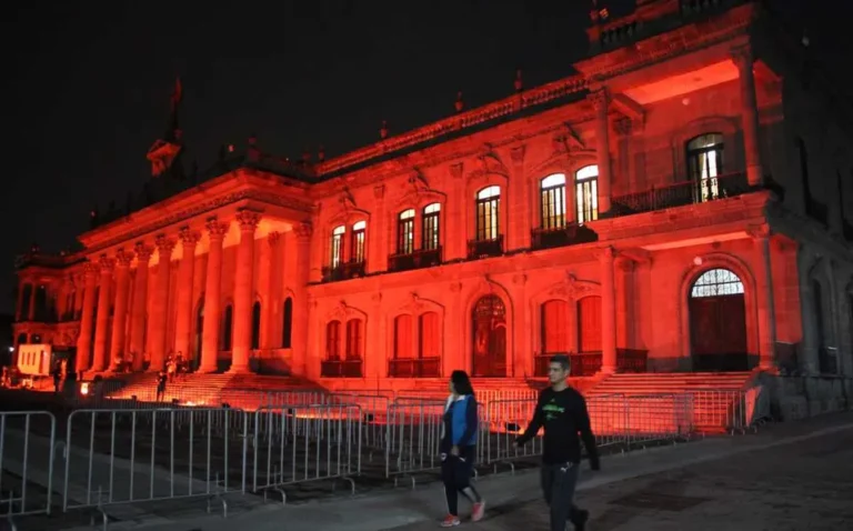 Palacio de Gobierno se ilumina de naranja como símbolo para erradicar la violencia contra la mujer