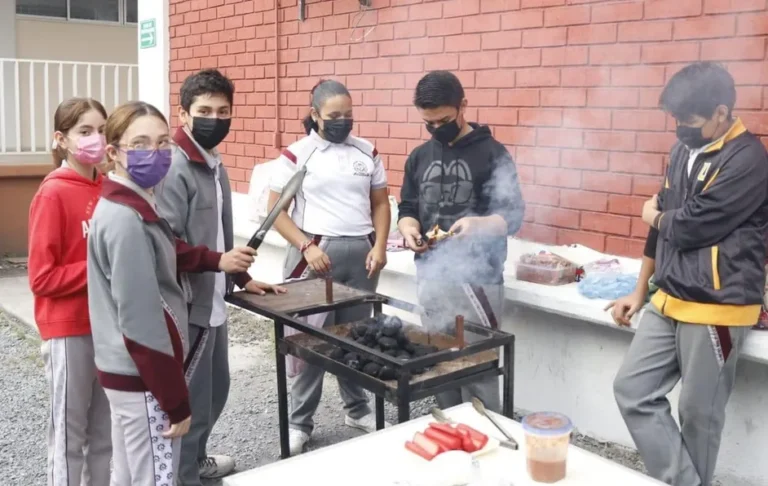 Escuela secundaria enseña a sus alumnos a preparar carne asada en Monterrey