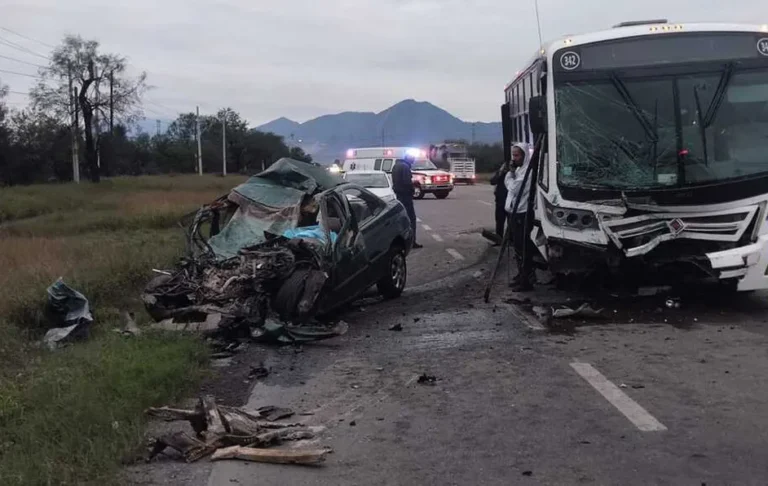 Muere conductor tras chocar contra camión en el municipio de Ciénega de Flores