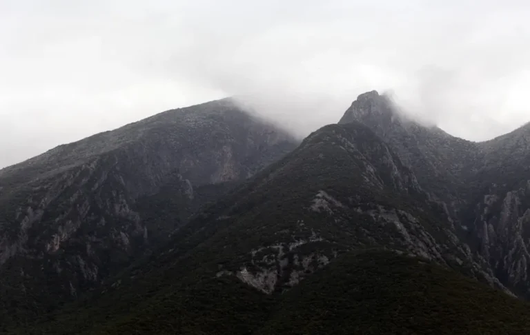 Se cubre Cerro de la Silla en hielo por onda gélida en Nuevo León