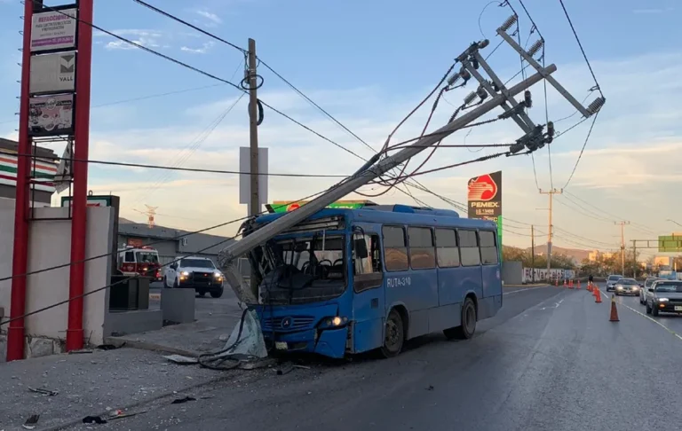 Reportan siete lesionados en choque de camión urbano en García, NL