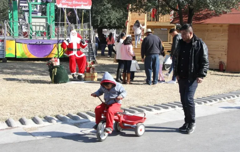 Celebran en Monterrey la navidad con temperaturas bajo cero y contaminación