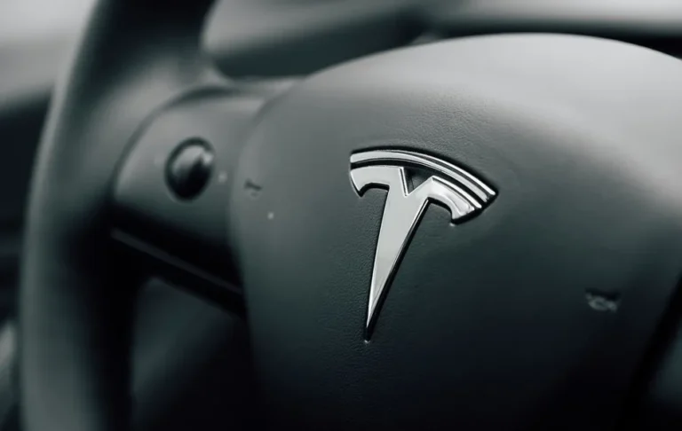 Tesla baja el precio de sus vehículos por presunta crisis en la empresa